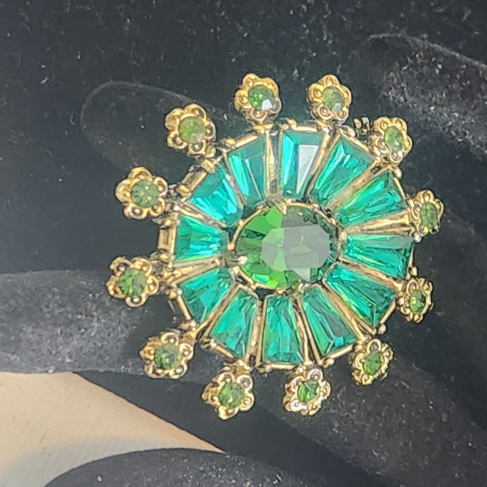 Vintage Emerald Green Sunburst Brooch Gold Tone Rhinestone Starburst Pin 1.5" - Picture 1 of 10